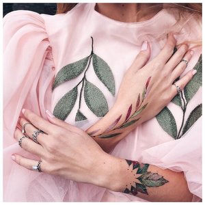 Татуировки с растительным узором на руках