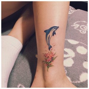 Красивый дельфин - тату на ноге