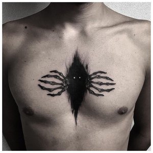 Страшный паук - тату на груди у мужчины