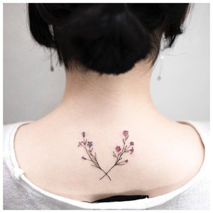 Нежные цветы - тату девушке на шею сзади