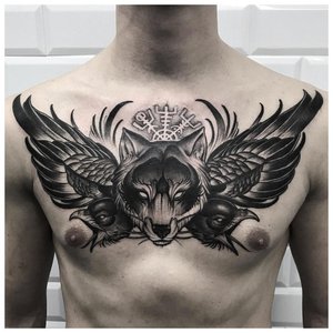 Анималистическая тематика тату на грудь мужчине
