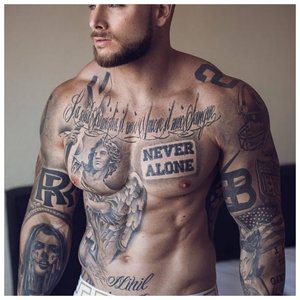 Татуировки в виде надписи на груди у мужчины