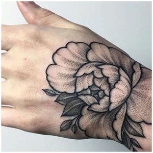 Крупный тату цветок на руке у мужчины