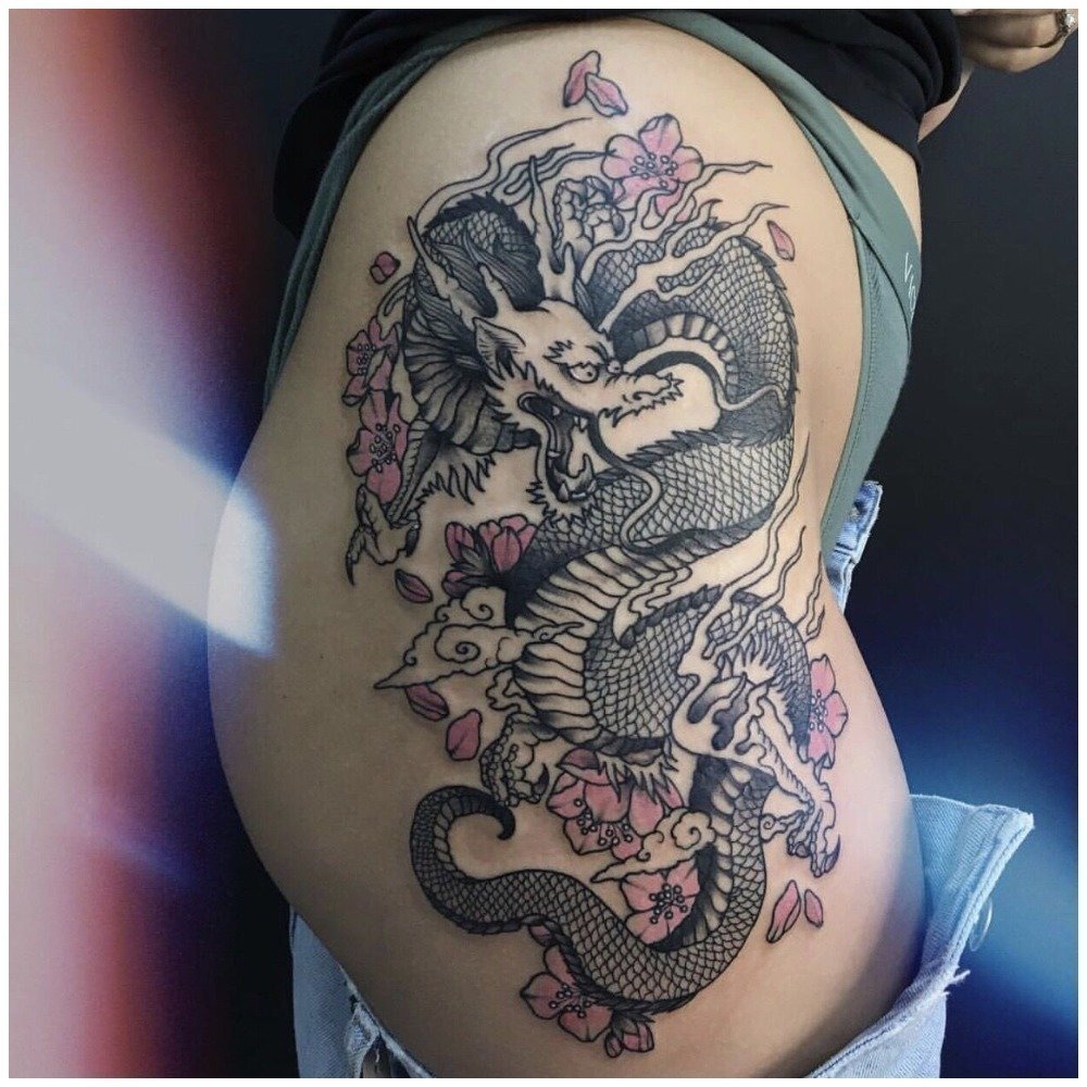 Китайский дракон на бедре