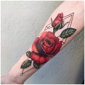 Красная роза тату на руке у мужчины 
