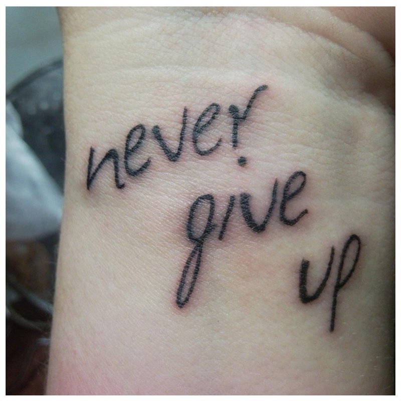 Тату-надпись "Никогда не сдавайся"
