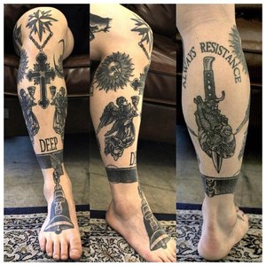 Разные тюремные тату на ногах