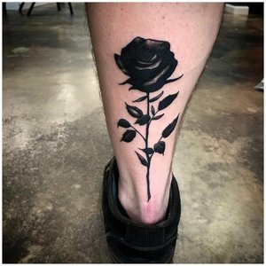 Тату роза на ноге у мужчины 