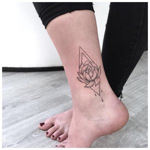 Нежная тату с цветком на ноге