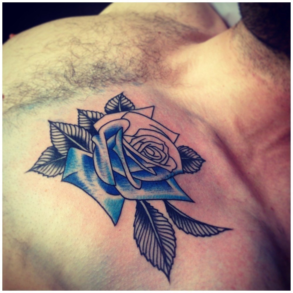 Татуировка роза на плече у мужчин