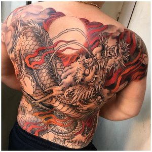 Японский дракон тату на спине у мужчины 