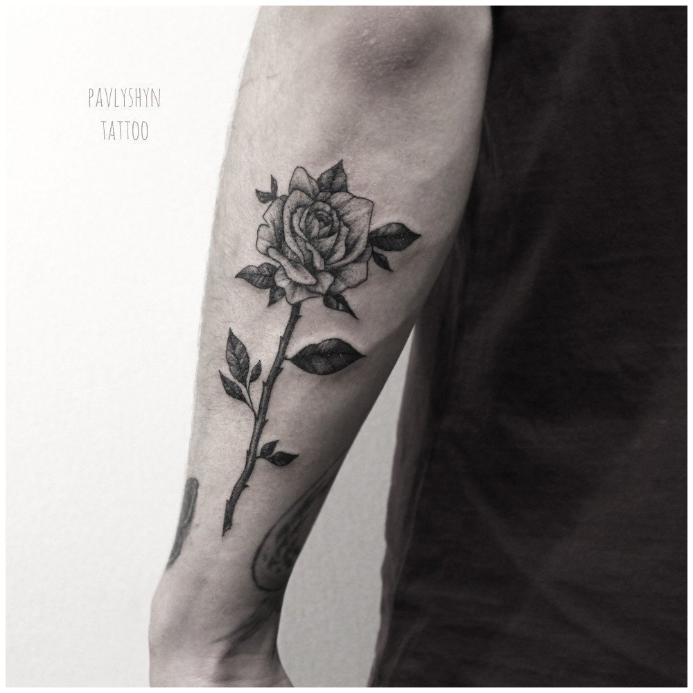 Татуировка роза на руке у мужчин