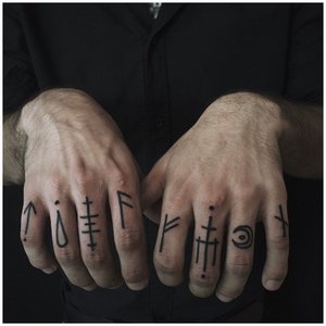 Тату иероглифы на пальцах у мужчин 