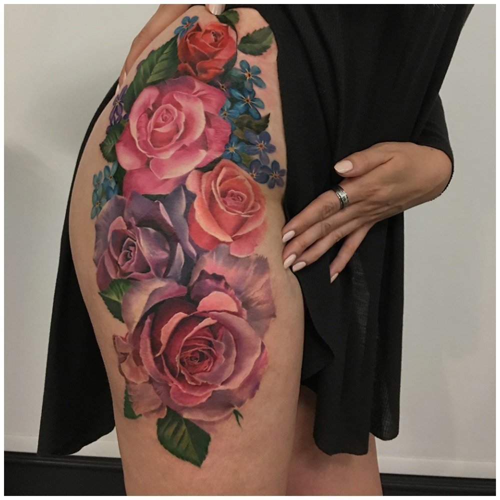 татуировка роза на бедре девушки
