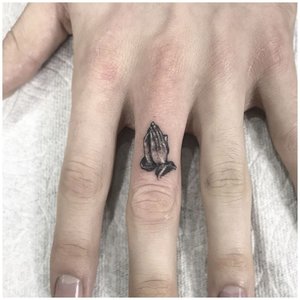 Руки молящегося мини тату на пальце