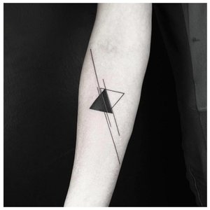 Геометрическая тату с двумя треугольниками