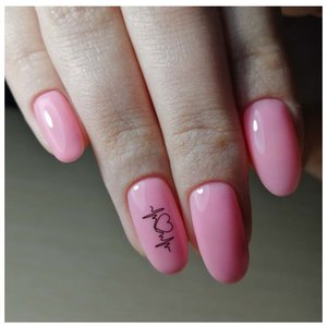 Розовые ногти с минималистичным дизайном 