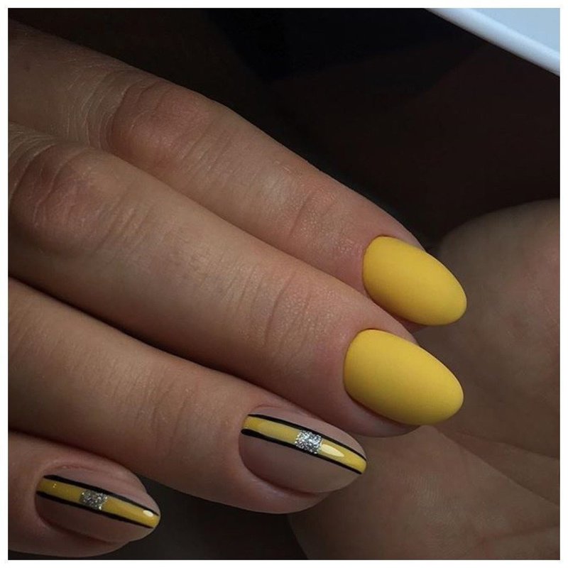Желтые матовые ногти с дизайном