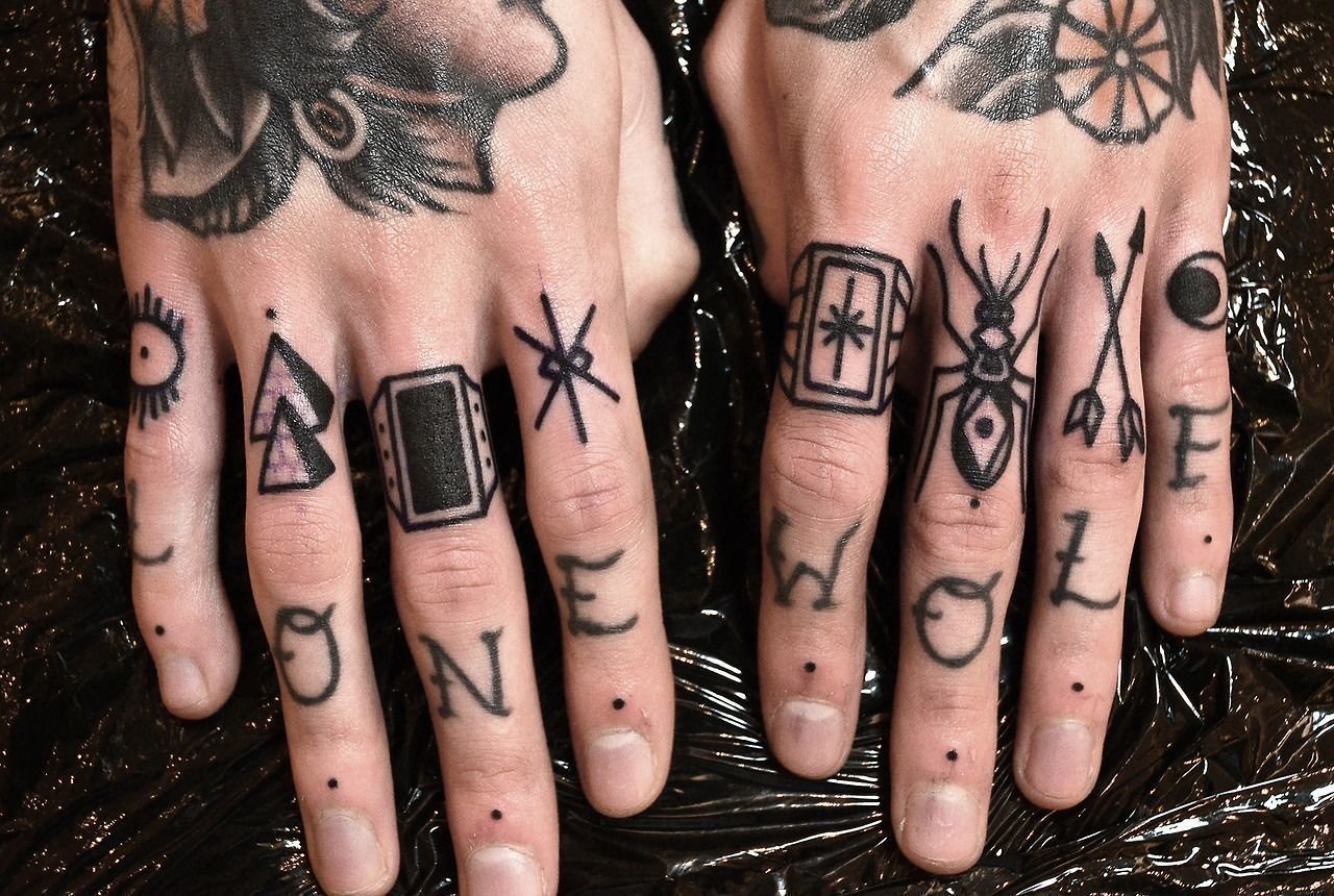 В качестве эскиза для тату на пальцах можно выбрать любой минималистичный р...