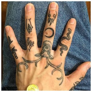 Разные татуировки на пальцах
