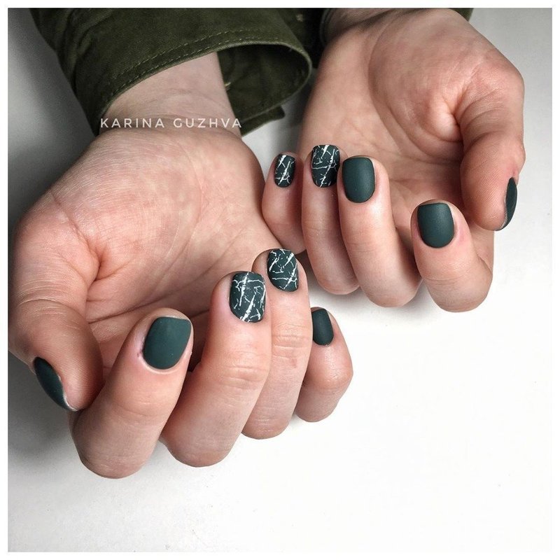Матовые зеленые ногти