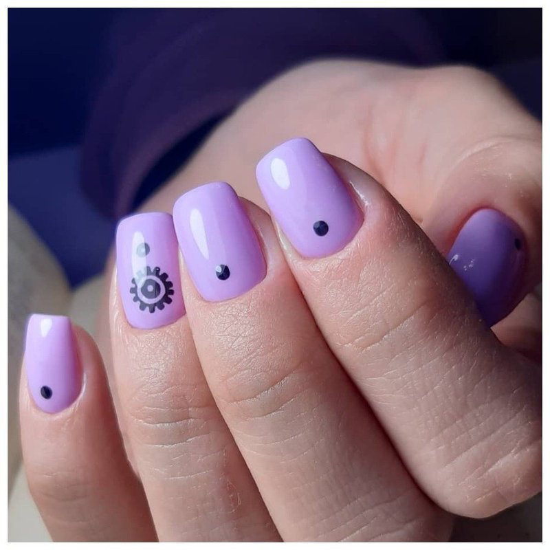 Фиолетовые ногти с дизайном точки