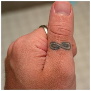 Тату на пальцы с символом бесконечности