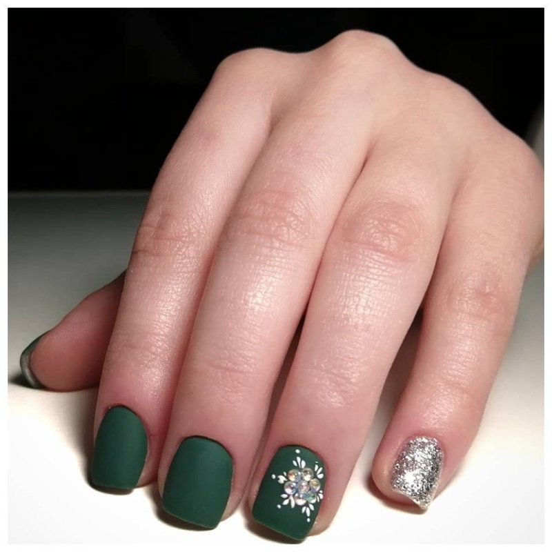 Матовые зеленые ногти с серебром