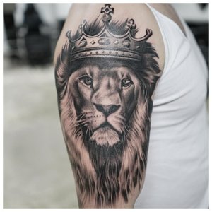Тату льва с короной на плече