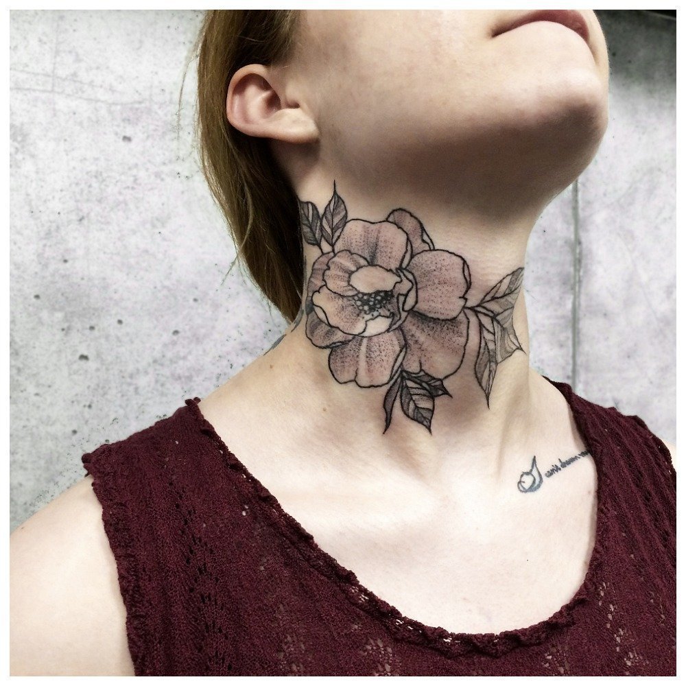 Татуировка цветок на шее у девушки