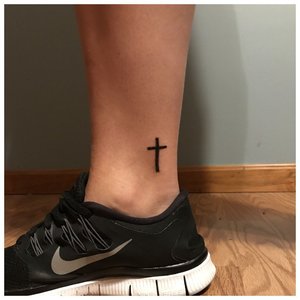 Маленькая тату на ноге с крестом