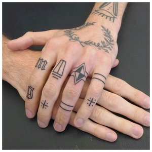 Геометрические тату на пальцах