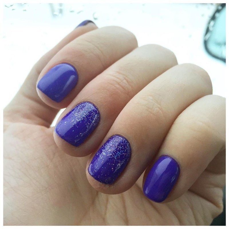Фиолетовые ногти шеллаком с растекшимся глиттером 