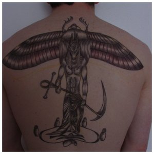 Татуировка Анубиса на спине с жуком