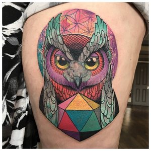 Графичное цветное тату совы