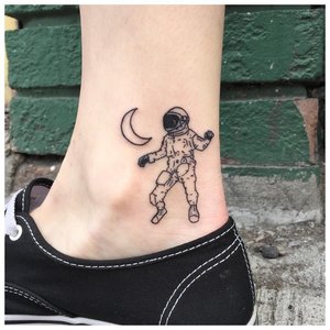 Маленькая тату на ноге с космонавтом