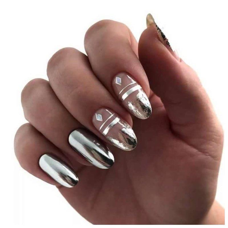 Серебряные ногти с рисунком из фольги
