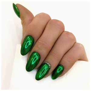 Зеленые металлические ногти