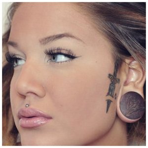 татуировка возле уха