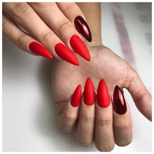 Длинные красные ногти с дизайном
