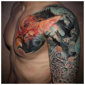 Цветная татуировка на груди и плече