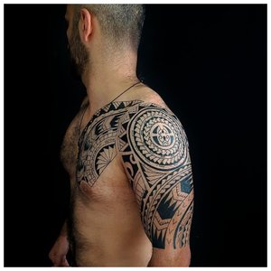 Татуировка орнамент на плече и груди