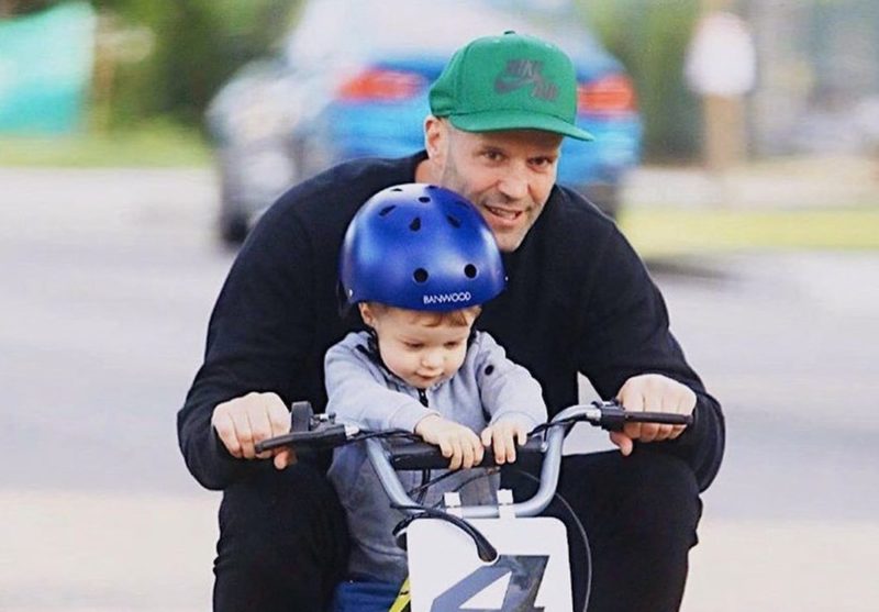 Джейсон Стейтем с сыном катается на мини-мотоцикле