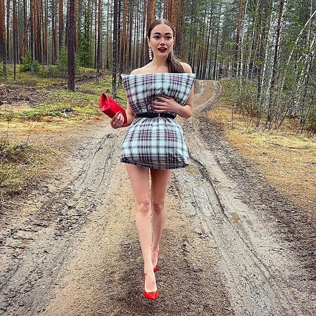 Яна Кошкина с подушкой