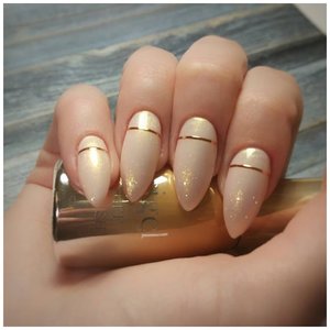 Жемчужная втирка на ногтях с золотым дизайном
