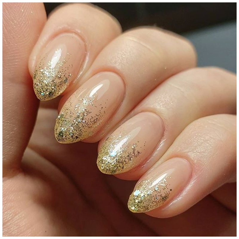 Золотистые ногти с блестками