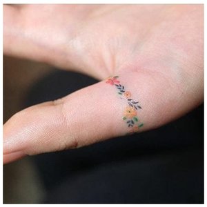 Цветная мини тату на пальце руки