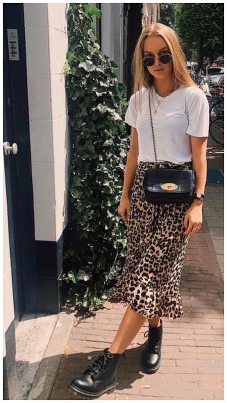 Белая футболка и леопардовая юбка и сапоги