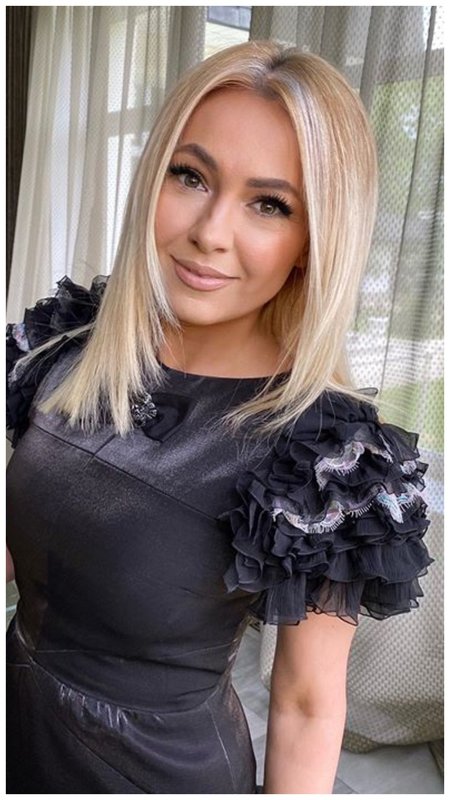 Яна Рудковская в черном платье