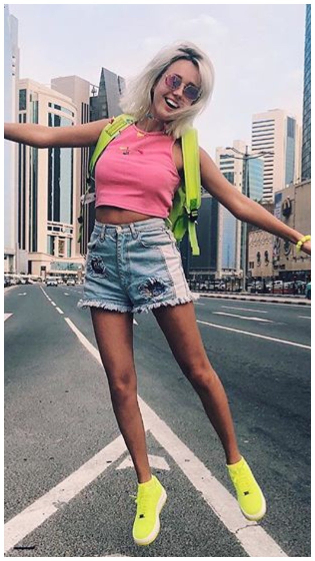 Клава Кока, восхитительная красавица, смело демонстрирует свои восхитительные ножки, украсив каждое фото